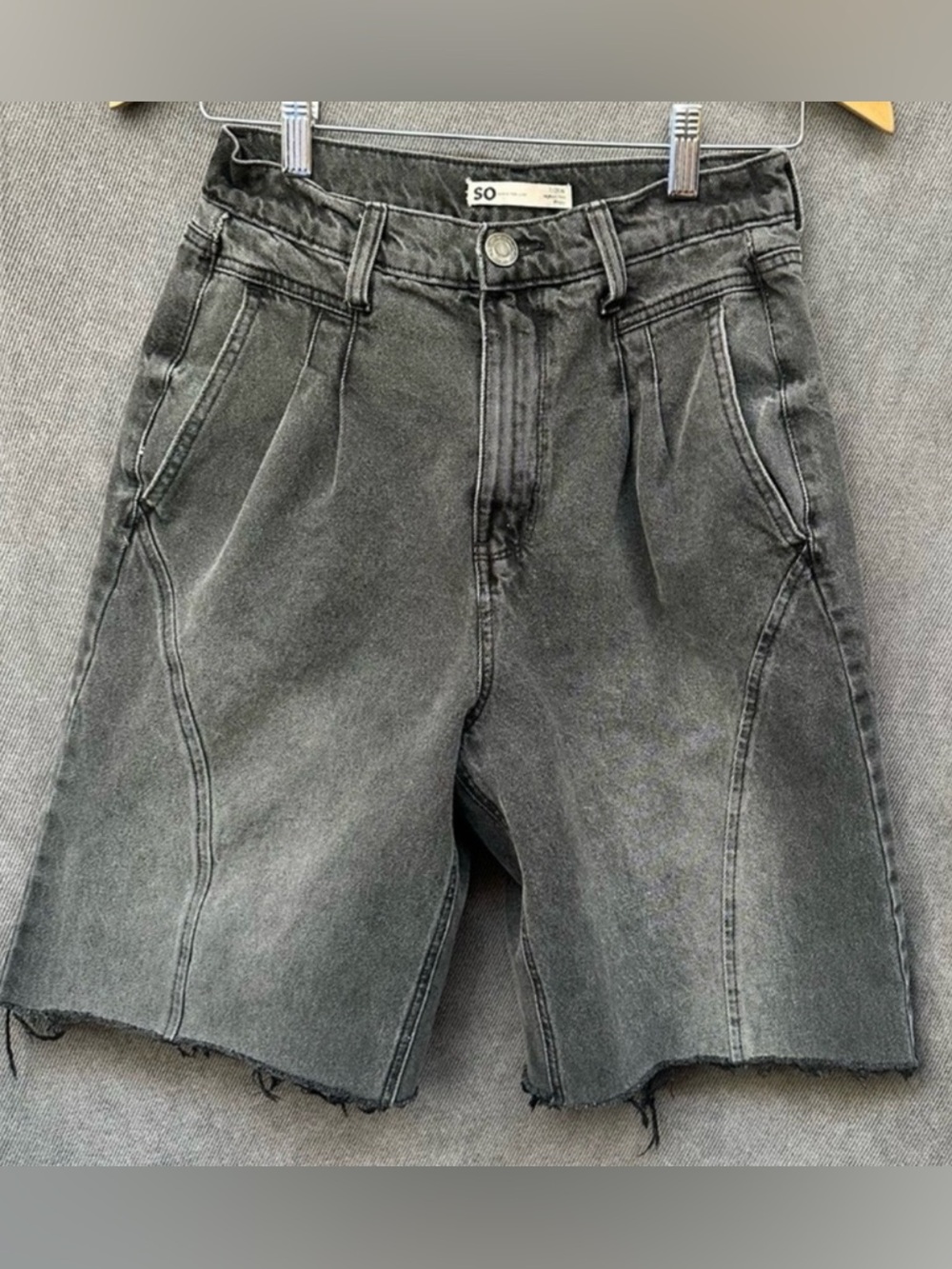 baggy cut off jean shorts pleated jorts  faded black 26”